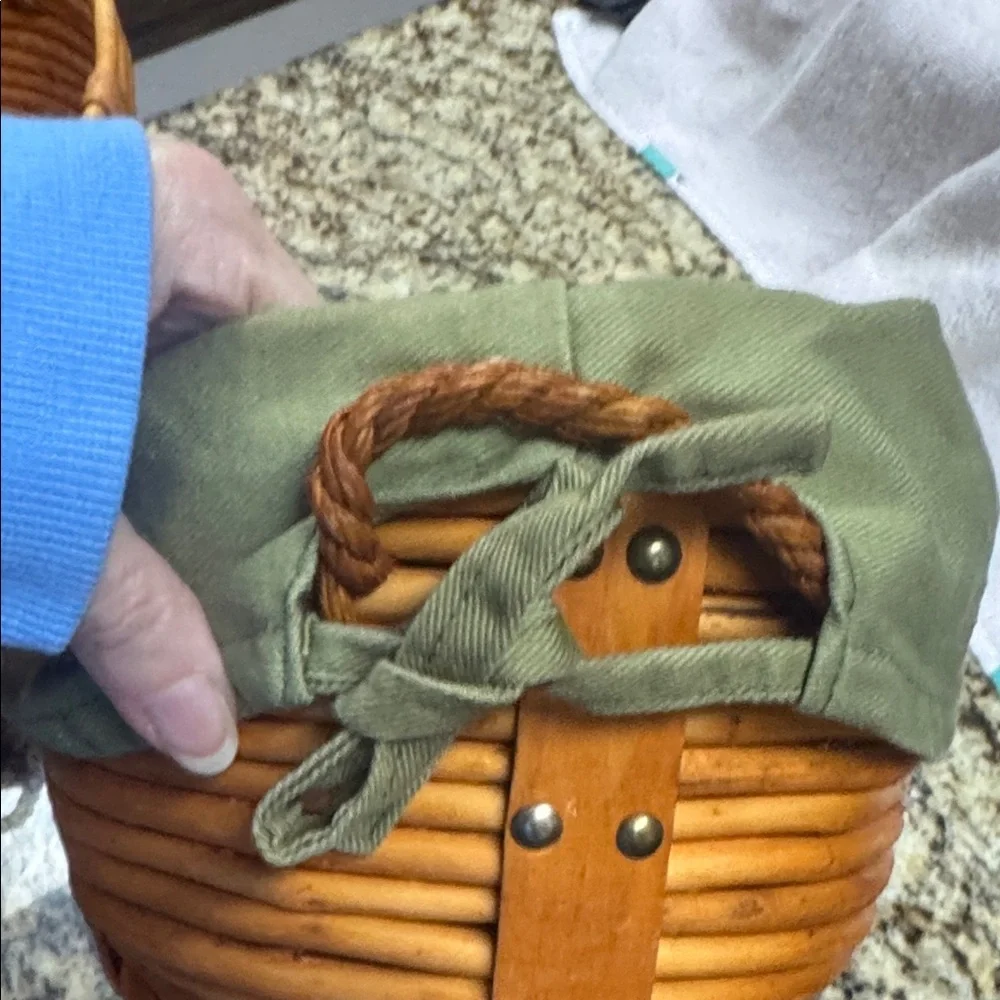 Baskets Oval Rustic Brown Wicker Baskets Set and 1 Green Leaf Liner